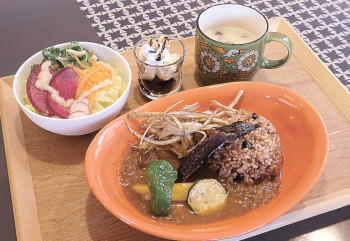 ▲野菜の素揚げが載った「バングラディッシュカレー」のランチセット(ミニサラダ・デザート、スープ、飲み物付きで1300円)