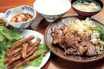 ▲本日の日替わり定食(写真は豚生姜焼)650円。左下は単品の「ごぼうから揚げ」