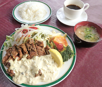 ▲日替わりランチセット(980円)の一例。メーンは「山賊南蛮チキン」