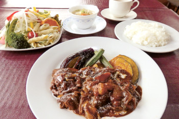 ▲ディナーセットの「牛肉の赤ワイン煮込み」(1680円)。サラダのボリュームにも驚く