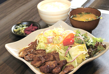 ▲和牛カルビ定食(10食限定)1380円。ご飯が進むこと請け合い。サラダもたっぷり