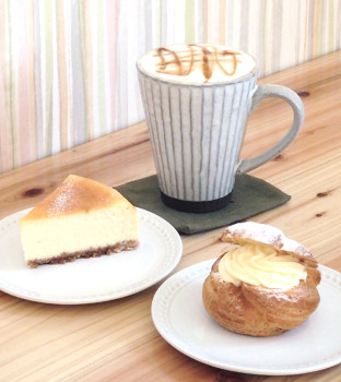 ▲シュークリーム(手前右)とベイクドチーズケーキ(同左)、黒糖ラテ(奥・400円)