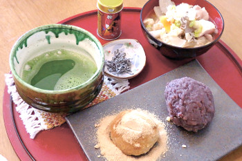 ▲おはぎ2個に、飲み物と自家製みその具だくさん豚汁が付く「福まるセット」(750円)。おはぎはテークアウトもできる