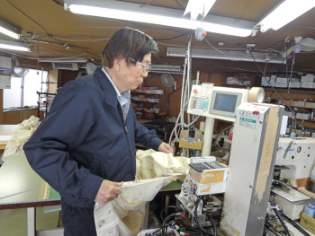 ▲機能の異なる7台のミシンを使い縫製していく
