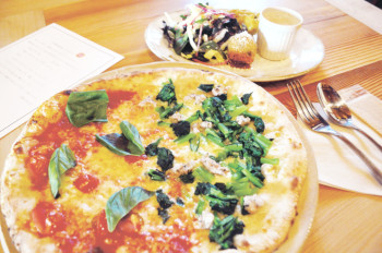 ▲4種のピザと3種のパスタからメインが選べるランチは、前菜・ドリンク付きで1280円