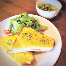 ▲サラダとスープが付くクロックムッシュセット(税込み1000円)