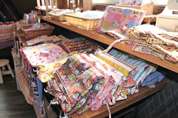 ▲手作り1点物の新入学用品、エコバッグなど