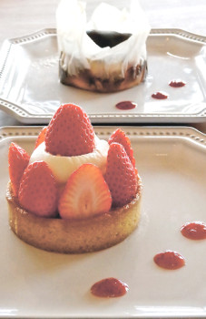 ▲手前:季節のフルーツタルト(600円~。取材時は「いちご」600円)奥:バスクチーズケーキ(550円)