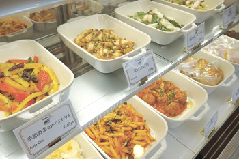 ▲惣菜はサラダで150㌘400円~