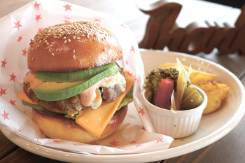 ▲ヘルシーで女性に人気の「アボカドバーガー」(1100円)