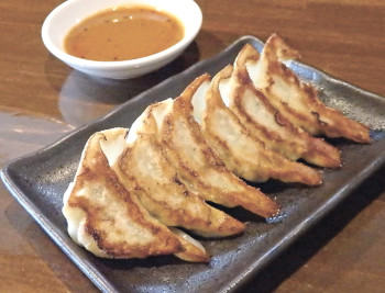 ▲「定番餃子」。ニンニクありと無しの2種類あり