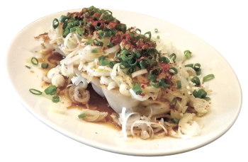 ▲「ネギバカ餃子」(6個450円)。ギョーザを覆う、たっぷりのネギ!ポン酢だれで