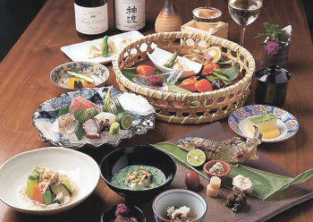 ▲料理は新鮮な海の幸が魅力