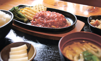 ▲自家製トマトソースが自慢の「イタリアンハンバーグ定食」(864円)