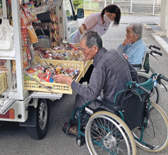 ▲買い物をしながら自然と会話も弾む