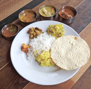 ▲取材時のカレープレート(2種)。好きなカレー2種に南インドの定番・豆と野菜のカレー、スープ、野菜のおかず、ライス、豆のおせんべい、飲み物が付く