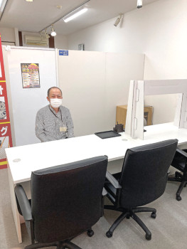 ▲白を基調にした清潔感あふれる店内は、入りやすい雰囲気