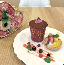 ▲「ほのBuono」でも人気のドルチェ「ティラミス」(左)380円と「ミックスフルーツタルト」(右)380円