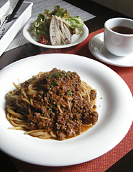 ランチメニューの「パスタセット」。パスタはラグー