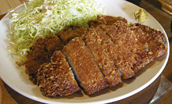 「ロースとんかつ定食」は堂々の2枚組み
