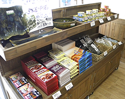 三陸の海産物加工品などが並ぶ