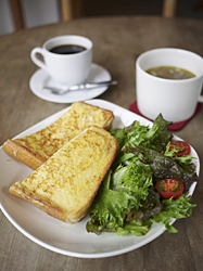 ウイークデーブランチ(スープ、サラダ付き)。ホットサンドかフレンチトーストをチョイスできる。ドリンク付きはプラス200円
