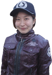 スタッフの仲田恵利花さん。Ace cafe londonの新作ジャケットを着ています!