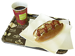 市内の「えいいち by パン工房 キキョーヤ」のパンに、佐久穂町の「きたやつハム」のソーセージをサンドした「キャベツたっぷりホットドッグ」(単品500円)とブレンドコーヒーのセット(750円)