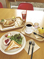 ホットサンドプレート(飲み物付きで千円・手前)と、おこさまホットサンドプレート(同880円)