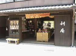 場所は旧軽銀座通り沿い