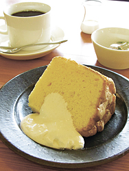 レモンのシフォンケーキとストレートコーヒー ※ケーキとセットで注文すると飲み物は100円引き