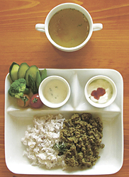 ランチのドライカレー(サラダ、スープ、ヨーグルト付き)