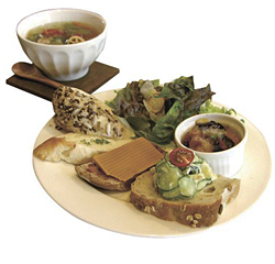 ランチプレート(手前)と「きまぐれスープ」(奥・300円。パンにセットすると250円)