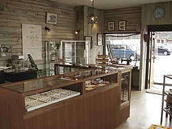 リニューアルして見やすくなった店内