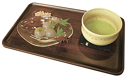 和菓子セット(和菓子は、巨峰を水ようかんで包んだ「ぶどうのしずく」)