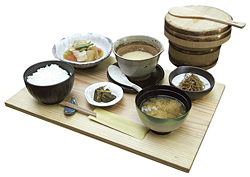 「御厨風とろろ汁御膳」。ご飯は木曽サワラのおひつによそわれ、運ばれてくる