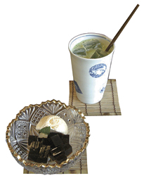 ほろ苦いゼリーと自家製ミルクアイスがよく合う「楽の大人のコーヒーゼリー」(手前)と、本格的な味わいの「宇治抹茶アイスオレ」(580円)