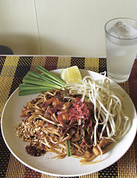 タイ焼きそばとココナッツジュース(313円)