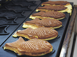 ケーキのような生地の「ワッフル鯛焼き」(180円)