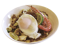 ナシゴレン(単品810円。飲み物など付くセットは1134円)