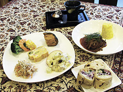 Deliランチ(1620円。デリの5種盛り合わせ、メーン、おまけの一皿、コーヒー)