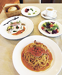 2700円のランチ。パスタは渡りカニのトマトクリームソース スパゲティーニ。ほかに前菜の盛り合わせ(3品)、有機野菜のサラダ、ドルチェ、飲み物、自家製パン