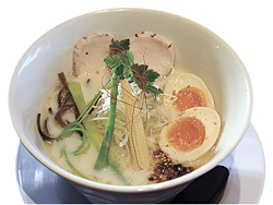 濃熟鶏白湯トロ玉ラーメン(972円)
