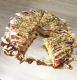 人気のお好み焼き「豚玉」(702円)。周りはカリッと、中はふんわり。たっぷり入れたキャベツの食感がアクセント