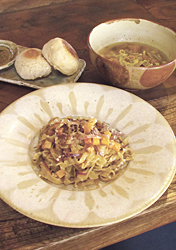 取材時の本日のランチから、「2種の地粉の蒸し焼きパン 荻原さんのなたね油添え」と、メーンの「高橋さんの小麦粉と有坂さんの卵の手打ちパスタのカルボナーラ」、「スープ「根菜の和のミネストローネ」。パスタとスープは自家製ベーコン入り
