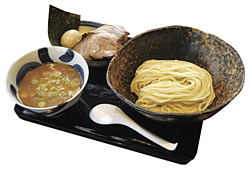 「マル得つけめん」の中盛り。麺の量は小から大盛りまでは同一料金