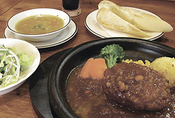 ハンバーグ(Mサイズ)のランチセット(1100円)。ソースは「もろみ」