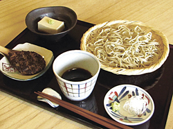 せいろそばに焼きみそ、ミニそば豆腐が付く「せいろそばセット」(1400円)。そばの単品は900円