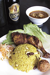 ブリアーニランチ(土・日曜日限定)は、チキンにピラフ、コロッケ、サラダ、カレーが付く。スリランカのビール(500円)と一緒に