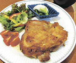 チキンガーリックソテー。定食は、みそ汁とご飯が付いて918円